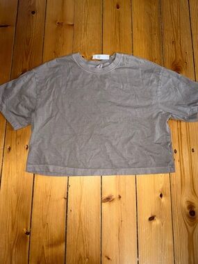 GAP Short Sleeve Cropped Tee in Taupe Gray